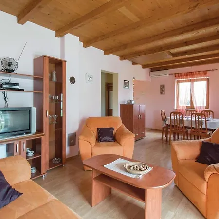 Holiday home Awesome Home In Bateli With Wifi Zeliski