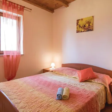 Awesome Home In Bateli With Wifi Zeliski