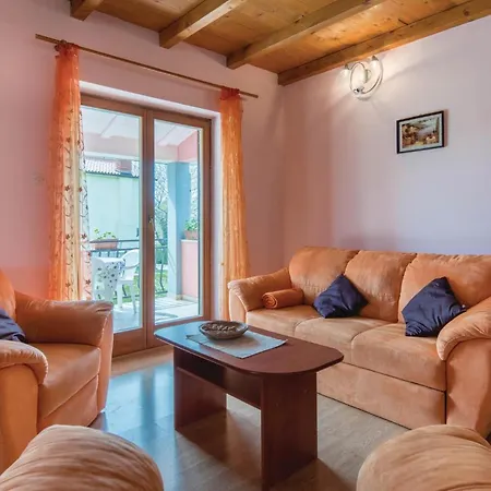 Awesome Home In Bateli With Wifi * Zeliski